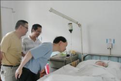 我校党政工领导慰问生病住院老党员